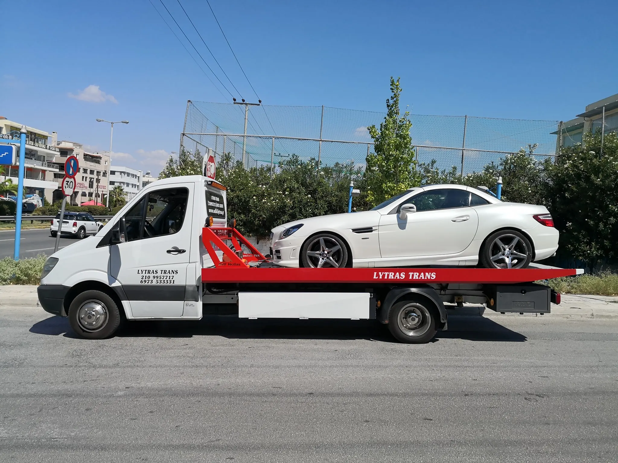 Όχημα σε πλατφόρμα μεταφοράς της Lytras Trans