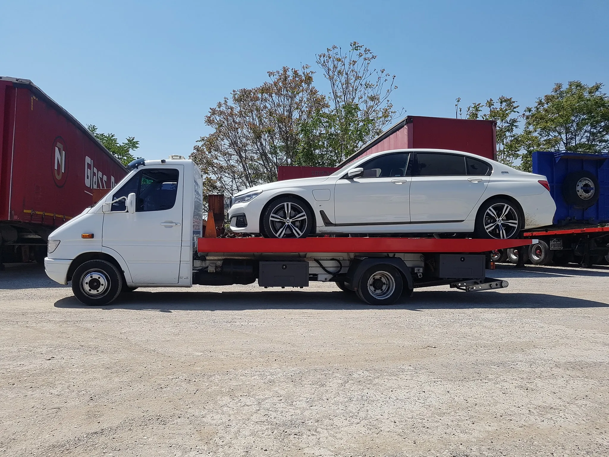 Επιβατικό όχημα σε πλατφόρμα μεταφοράς της Lytras Trans