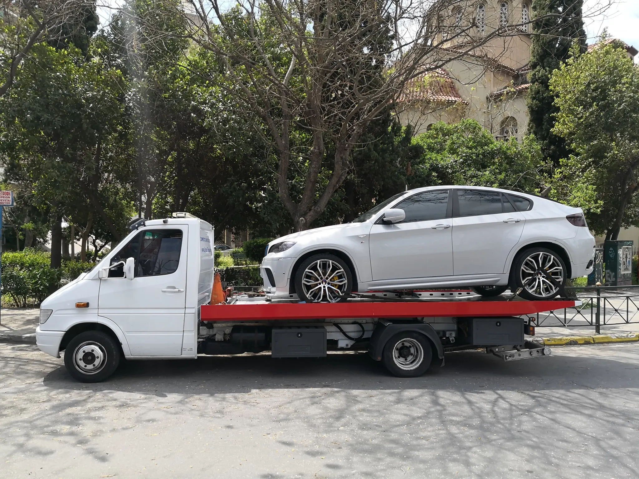 Περιστατικό οδικής βοήθειας με όχημα σε ανυψωτική πλατφόρμα