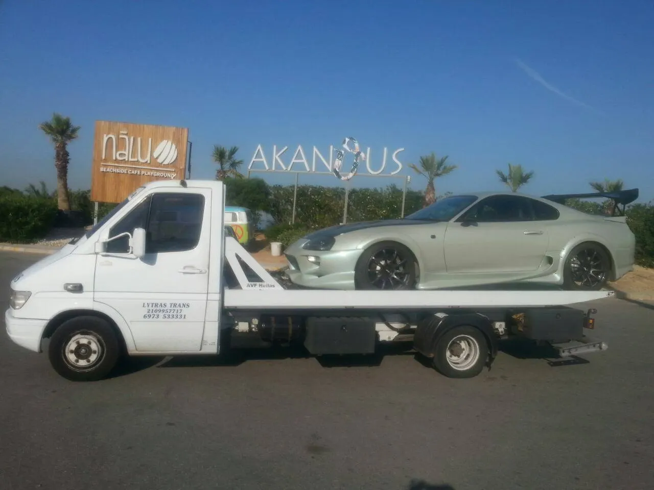 Όχημα σε πλατφόρμα οδικής βοήθειας στην Αττική